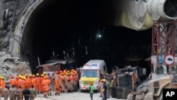 Një ambulancë duke pritur për t'i bartur punëtorët nga tuneli rrugor në ndërtim e sipër, i cili u shemb në shtetin verior të Indisë, Uttarakhand, 28 nëntor 2023.