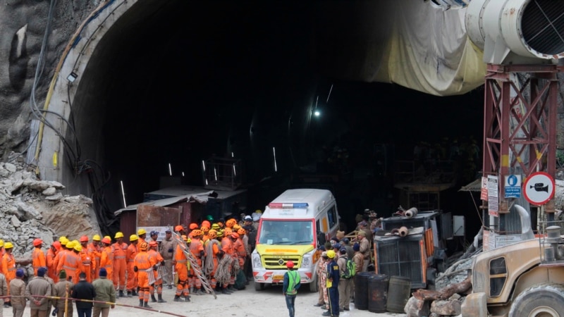 Nxirren të gjithë punëtorët e ngujuar në një tunel në Indi para dy javëve