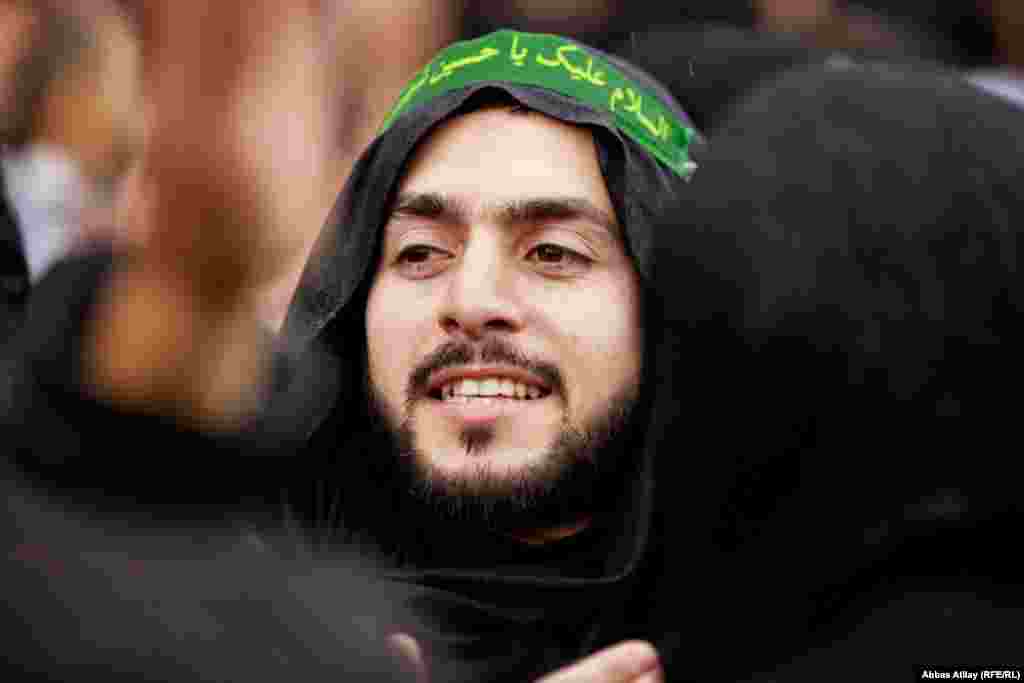 Başına dini ş&uuml;ar yazılmış gənc&nbsp;