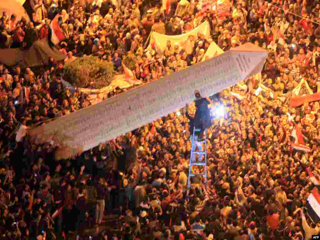Egjiptian&euml;t heqin nj&euml; obelisk me emrat e t&euml; vrar&euml;ve gjat&euml; kryengritjes s&euml; vitit t&euml; kaluar, n&euml; nj&euml; tubim t&euml; madh n&euml; Sheshin Tahrir, Kajro, m&euml; 25 janar 2012
