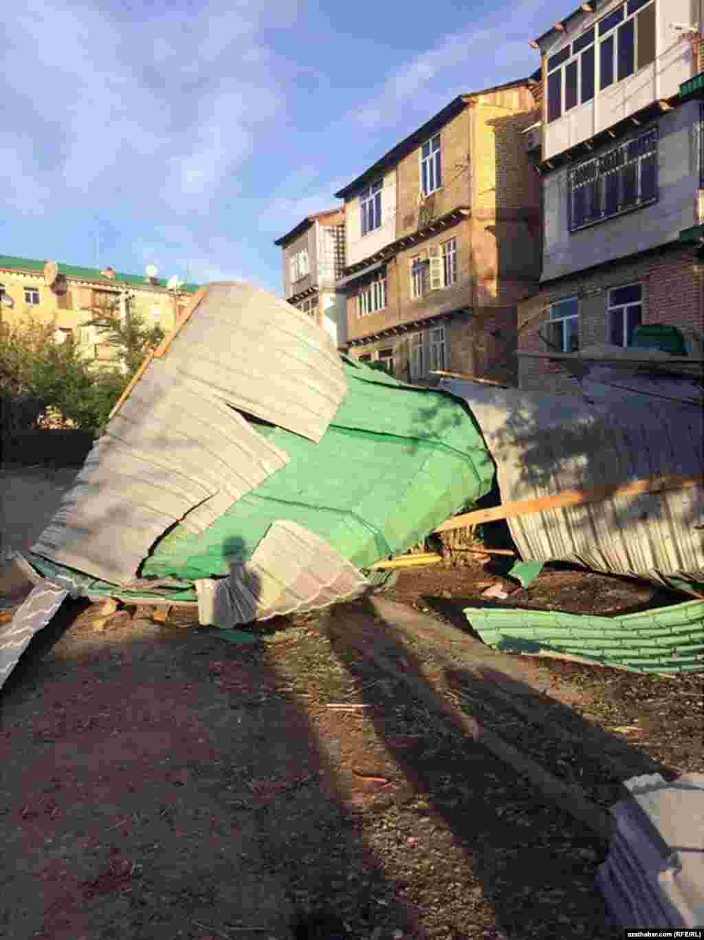 Lebapda turan harasatdan soňky weýrançylyk. Türkmenabat, 27-nji aprel, 2020.