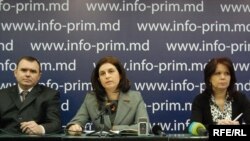 Natalia Nirca, preşedinta PC (mijloc)