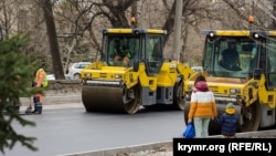 Дым и гарь по выходным: как в Симферополе ремонтируют дороги (фотогалерея)
