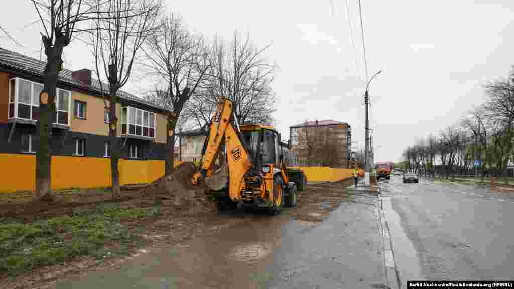 Центральна вулиця Бородянки. По ній бронетехніка заходила з північно-західного напрямку