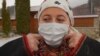 «Боюся, щоб люди не побили». В українському селі косо дивляться на лікарку, яка носить маску і костюм від коронавірусу