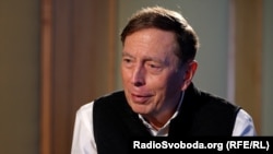 «Інноваційність України просто вражаюча. Я ніколи не бачив нічого подібного», – Петреус