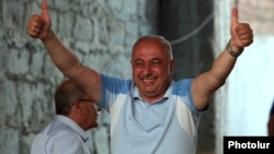 Armenia - Doctor and opposition deputy Armen Charchian gestures to supporters after an appeals court's decision to allow his arrest, August 23, 2021