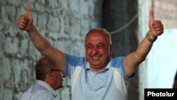 Armenia - Doctor and opposition deputy Armen Charchian gestures to supporters after an appeals court's decision to allow his arrest, August 23, 2021