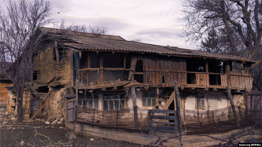 Ğavrnıñ eñ eski evi XIX asırnıñ birinci yarısında qurulğandır. Bir qaç yıl evelsi onı tarih alimleri meraq etti. Şimdiki saipleri anda ev quşlarını tuta