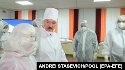 Александр Лукашенко спілкується із медиками під час візиту до лікарні. Грудень 2020 року