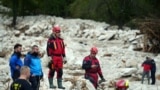 Ekipet e shpëtimit po vazhdojnë të kërkojnë personat e zhdukur pas vërshimeve dhe rrëshqitjeve vdekjeprurëse të dheut në Bosnjë e Hercegovinë.&nbsp;