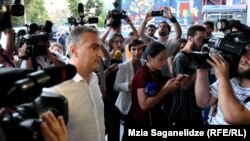 პაატა სალია შედის "რუსთავი 2"-ის შენობაში