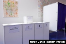 În secțiile de vot din capitală va exista o urnă pentru depunerea buletinului de vot de la alegerile prezidențiale și trei urne pentru depunerea fiecăruia dintre cele 3 buletine de vot de la referendum.