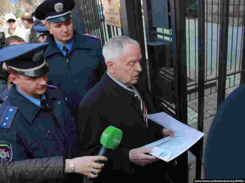 Із будівлі посольства до демонстрантів ніхто не вийшов…