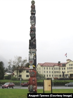 Мемориальный столб тлинкитов в Ситке с изображением Баранова на вершине и друглавым российским орлом в центре