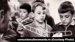 Grup de elevi la Casa Pionierului din Târgu Mureș (1978). Sursa: comunismulinromania.ro (MNIR)