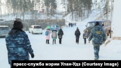 Школьников в поселке Забайкальский теперь провожают дружинники. Фото пресс-службы мэрии Улан-Удэ