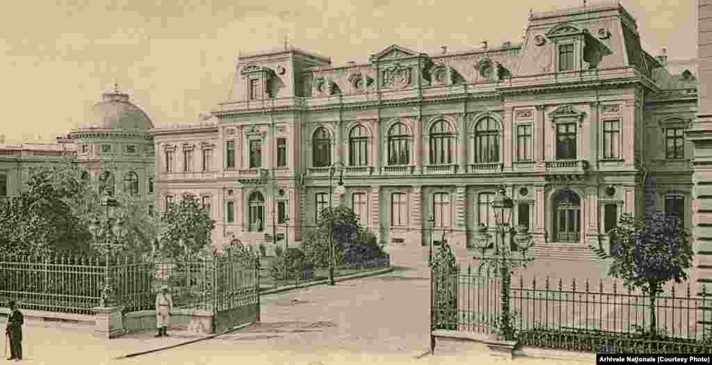 Palatul Regal din București, de pe Calea Victoriei. Forma actuală a Palatului Regal care adăpostește astăzi Muzeul Național de Artă a fost dată la restaurarea din vremea Regelui Carol al II - lea. Mutați butonul rotund stânga-dreapta de-a lungul fotografiei pentru a vedea imaginile de atunci și de acum.