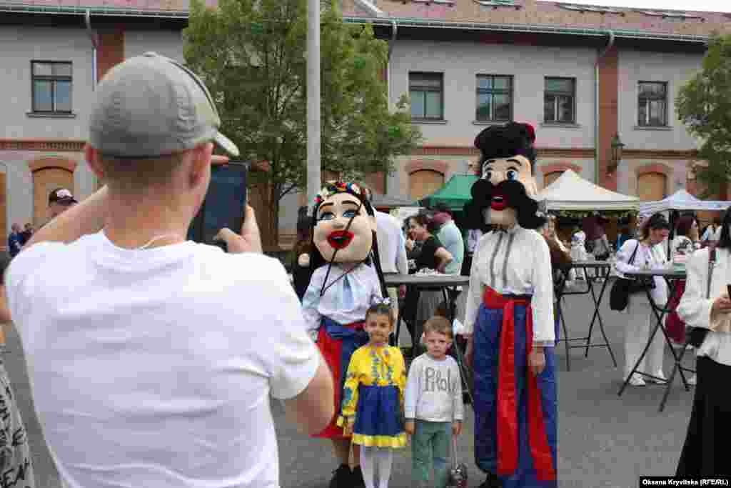 Діти фотографуються з артистами у костюмах