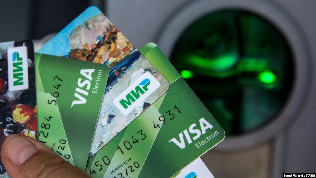 Visa and Russian MIR payment cards (illustrative photo)