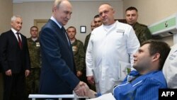 Vladimir Putin Ukraynada hərbi əməliyyatlar zamanı yaralanan hərbçiləri ziyarət edib.
