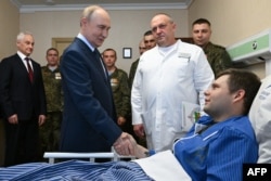 Președintele Rusiei, Vladimir Putin, vizitează militari răniți în timpul operațiunii militare ruse din Ucraina, la un spital militar din Moscova, octombrie 2025.