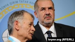 Лидеры Меджлиса Рефат Чубаров (справа) и Мустафа Джемилев на Всемирном конгрессе крымских татар. 