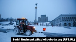 У КМДА попередили: через те, що опади не припиняються, розчищені дороги й тротуари швидко засипає знову