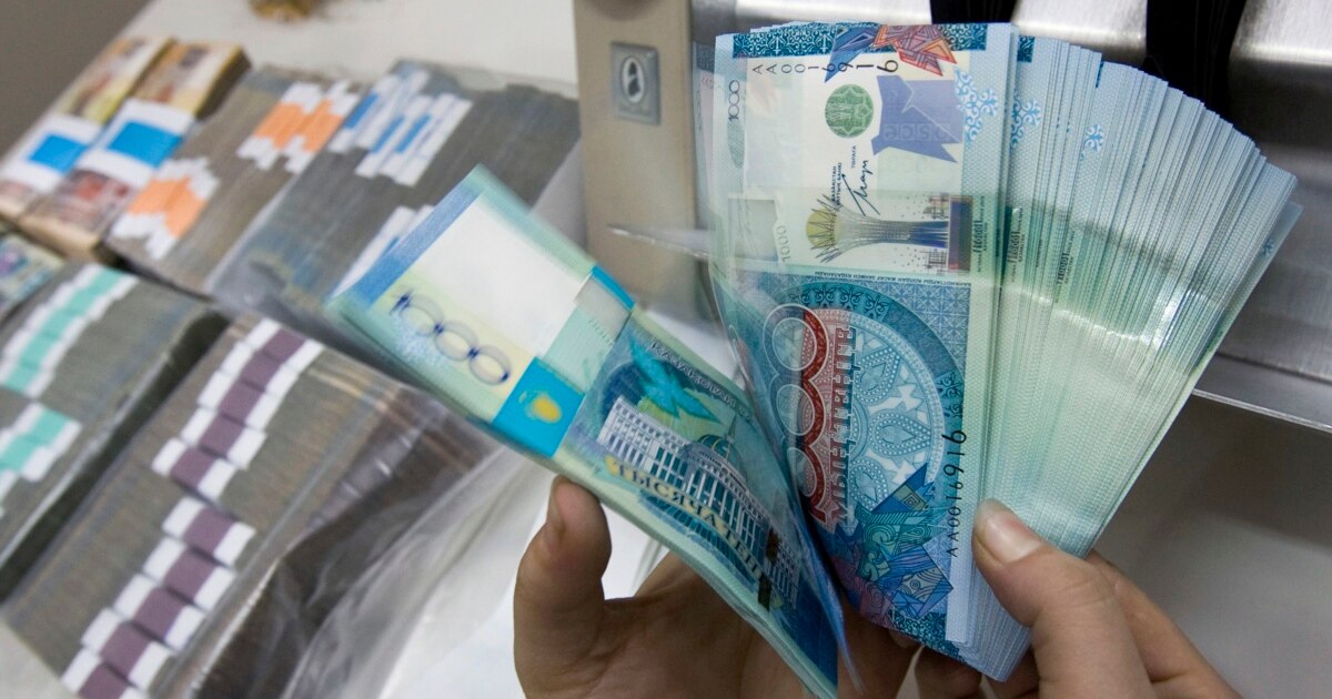 Салта деген қазақ əйелін қағып алып камераға түсіреді.