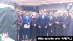 Gradonačelnik Banjaluke Draško Stanivuković i potpredsjednik RS Ćamil Duraković (u sredini) sa predstavnicima IZ BiH na polaganju temeljca za obnovu Sahat-kule, Banjaluka, 30. april