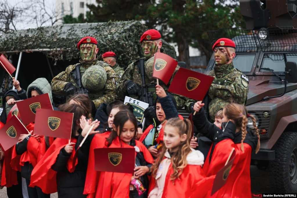 Fëmijët duke u fotografuar me pjesëtarët e FSK-së. 