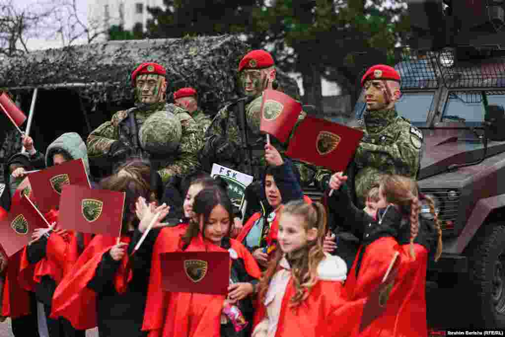 Fëmijët duke u fotografuar me pjesëtarët e FSK-së. 