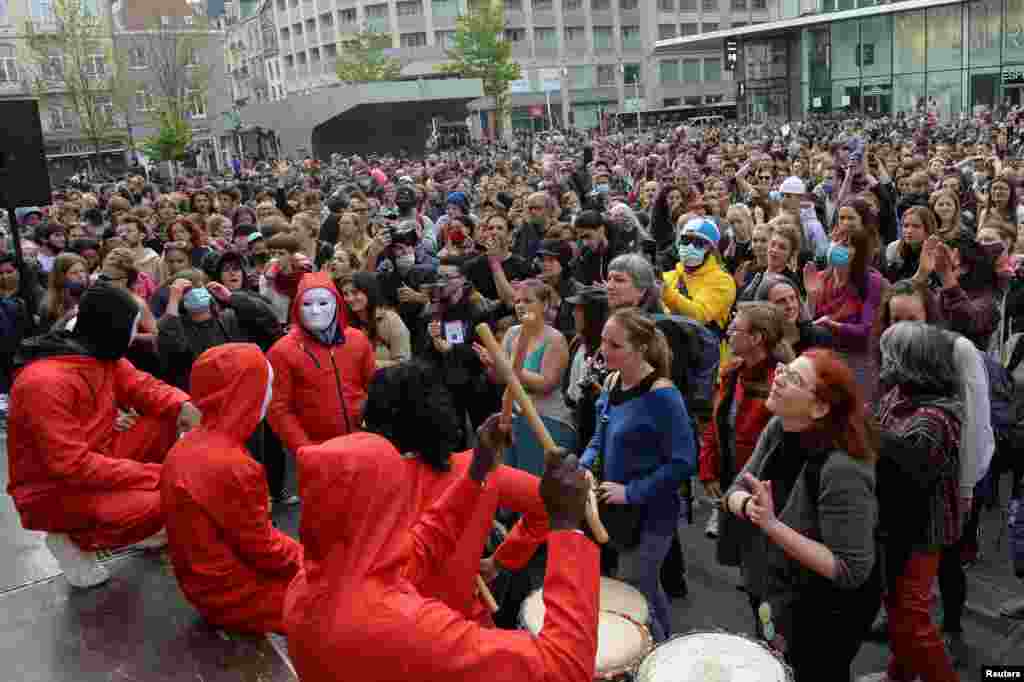 Oamenii participă la un protest împotriva restricțiilor în timpul sărbătorii Zilei Muncii. Bruxelles, Belgia, 1 mai 2021. REUTERS / Johanna Geron