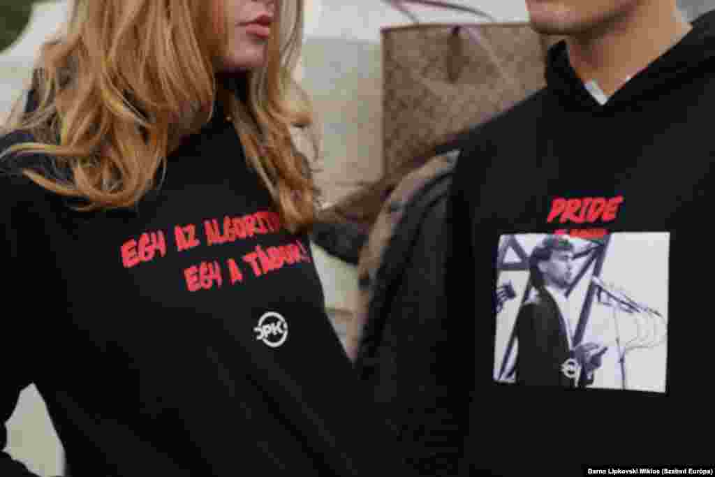 Volt, aki öltözékével, a digitális polgári körök pulóverében, fejezte ki véleményét a rendezvényen