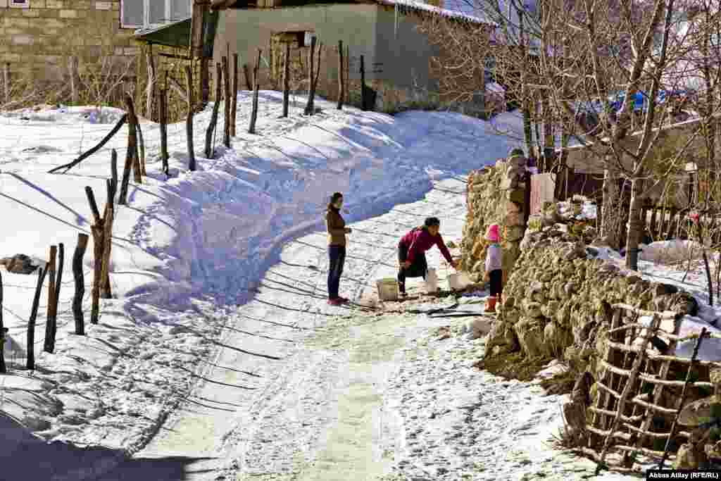 Su daşıyan kənd camaatı.