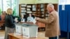 Alegători români, votând la Chișinău, în primul tur al prezidențialelor, din 2-4 mai 2025 