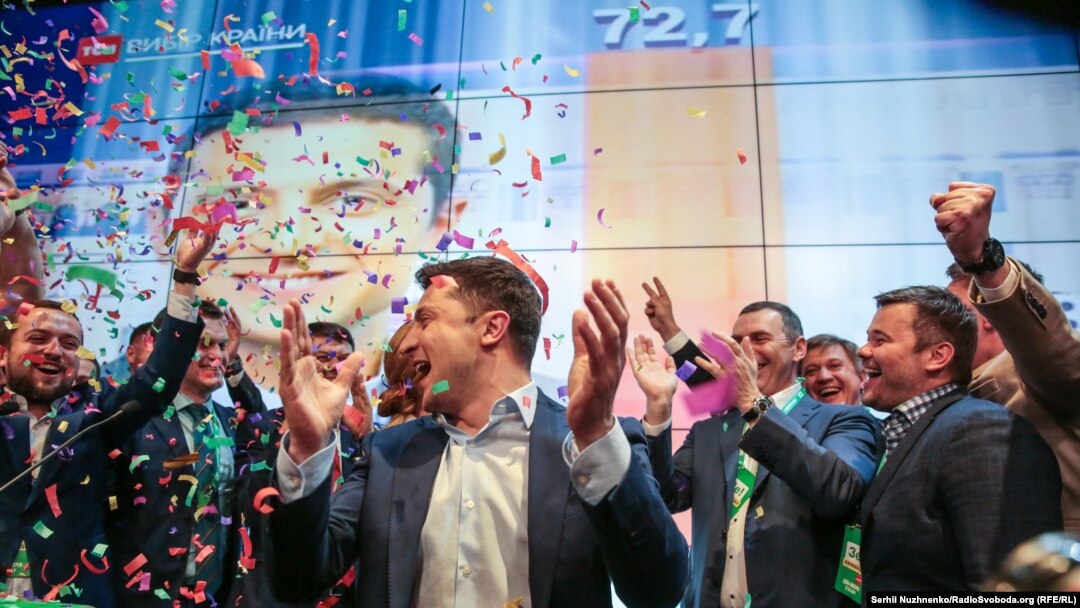 Украинаның киләчәк президенты Владимир Зеленский сайлауда җиңүен бәйрәм итә