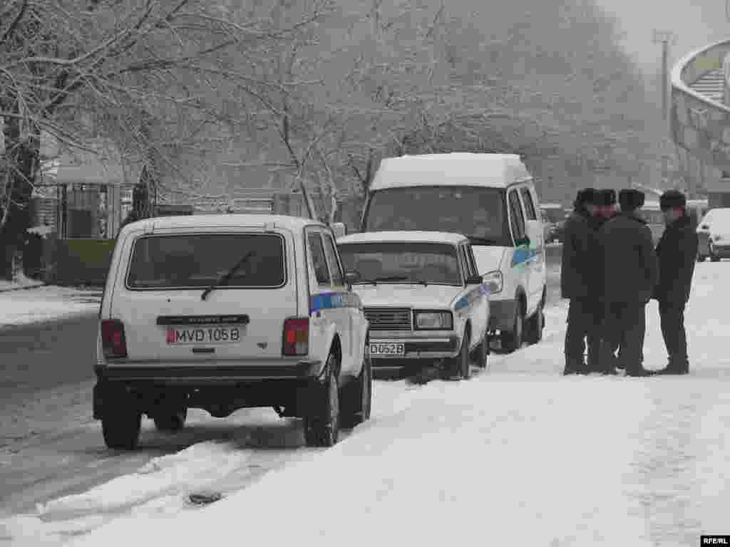 Ачкачылык жарыялаган жерге милиция кызматкерлери толуп чыкты. - Kyrgyzstan -- Several Staffers of UTRK Start Hunger Strike Action Demanding To Dismiss the Director of UTRK Amidst Growing Demands To Reform the UTRK as a Public,18dec08