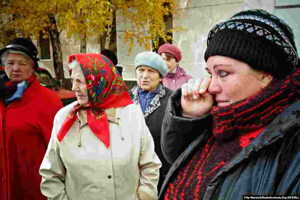 Віра (праворуч) &ndash; інвалід 3-ї групи з безробітними чоловіком та сином. Стоячи в черзі, щоб зареєструватися на допомогу від WFP, вона каже: &laquo;Я маю пенсію у 940 гривень на місяць. Мій чоловік та син не працюють. Як моя сім&rsquo;я може прожити на 940 гривень?&raquo;