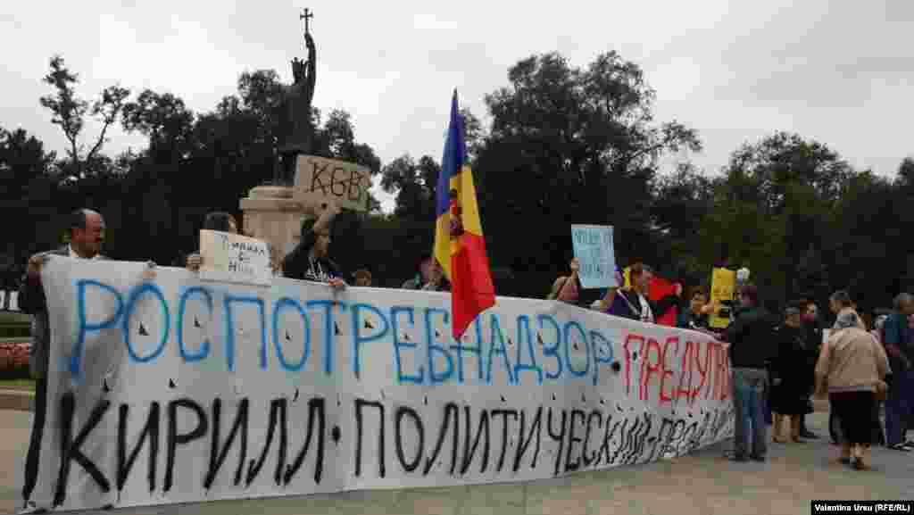 Imagini de la protestele desfășurate împotriva vizitei, la aeroportul din Chișinău