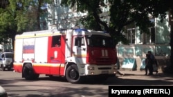 Машина МНС під будівлею Сімферопольського райсуду, Крим, 15 травня 2018 рік