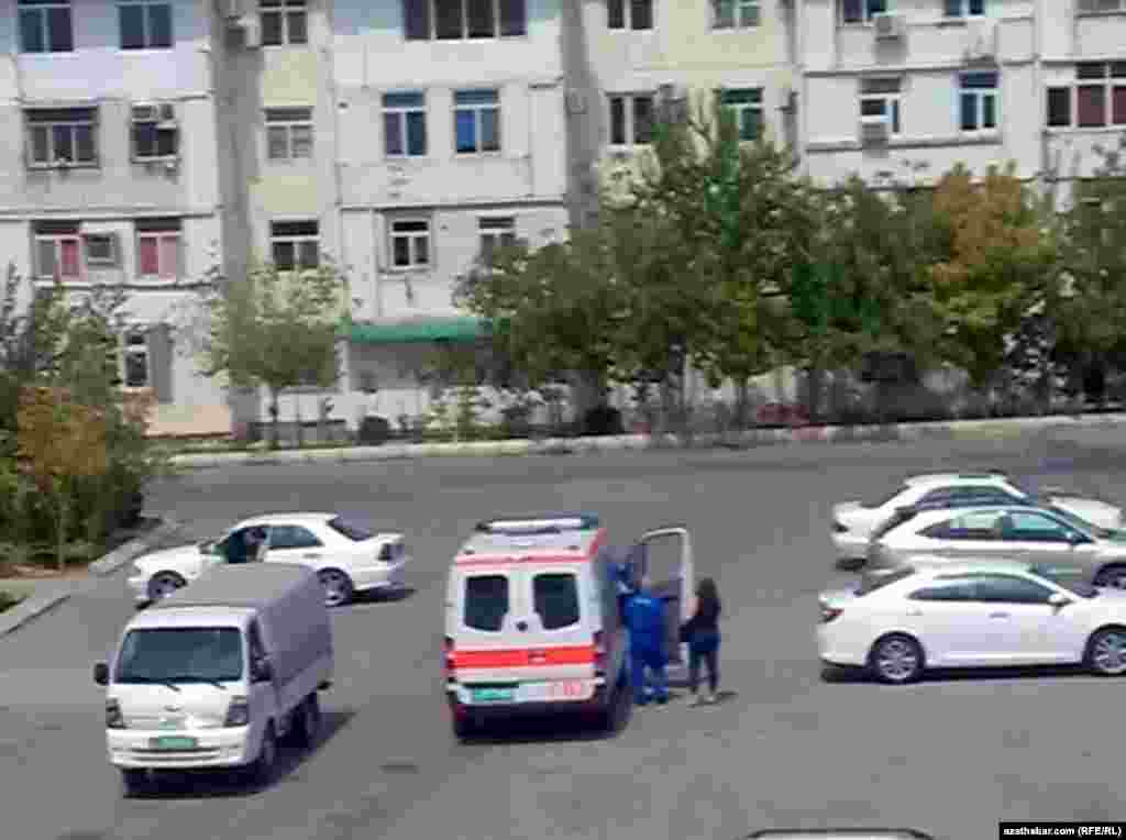 Машина "Скорой помощи" во дворе жилого массива. Ашхабад