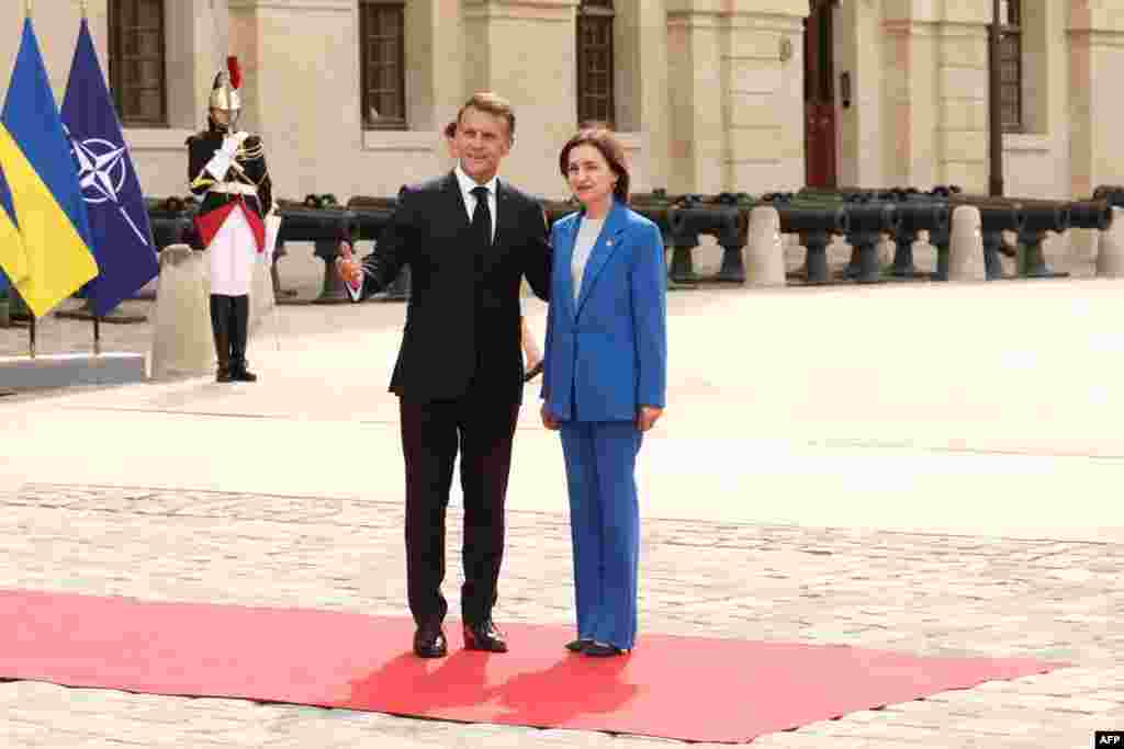 Președintele francez Emmanuel Macron o salută pe președinta Moldovei, Maia Sandu, înaintea summitului Coaliției celor dispuși să sprijine Ucraina, care a avut loc la Hotel des Invalides din Paris, pe 13 iulie 2026.