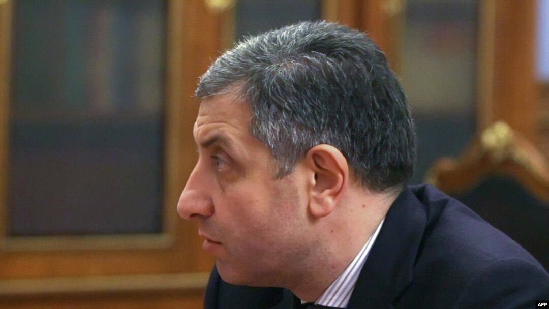 Зураб Ногаидели внимательно слушает российского премьера на встрече 23 декабря