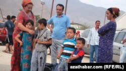 Tomusky dynç alyş möwsüminde dynç almaga barýan türkmen maşgalasy.