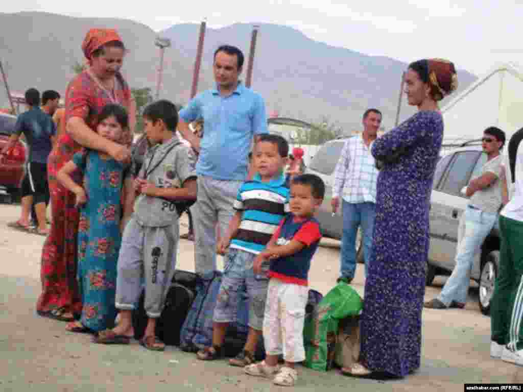 Çelekene dynç almaga baran maşgala