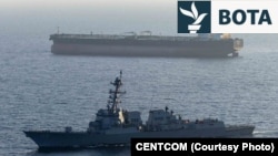 Shkatërruesi amerikan USS Rafael Peralta (DDG 115) duke zbatuar bllokadën amerikane të porteve iraniane kundër anijes M/T Stream, pasi ajo u përpoq të lundronte drejt një porti iranian, më 26 prill 2026.