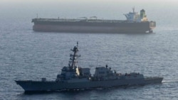 Эсминец USS Rafael Peralta (DDG 115) обеспечивает соблюдение морской блокады США иранских портов в отношении танкера M/T Stream после того, как тот попытался отправиться в иранский порт, 26 апреля 2026 года