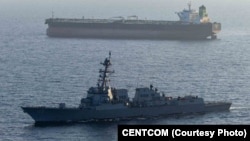 Ілюстраційне фото. Ракетний есмінець USS Rafael Peralta (на передньому плані) під час забезпечення блокади США іранських портів, квітень 2026 року