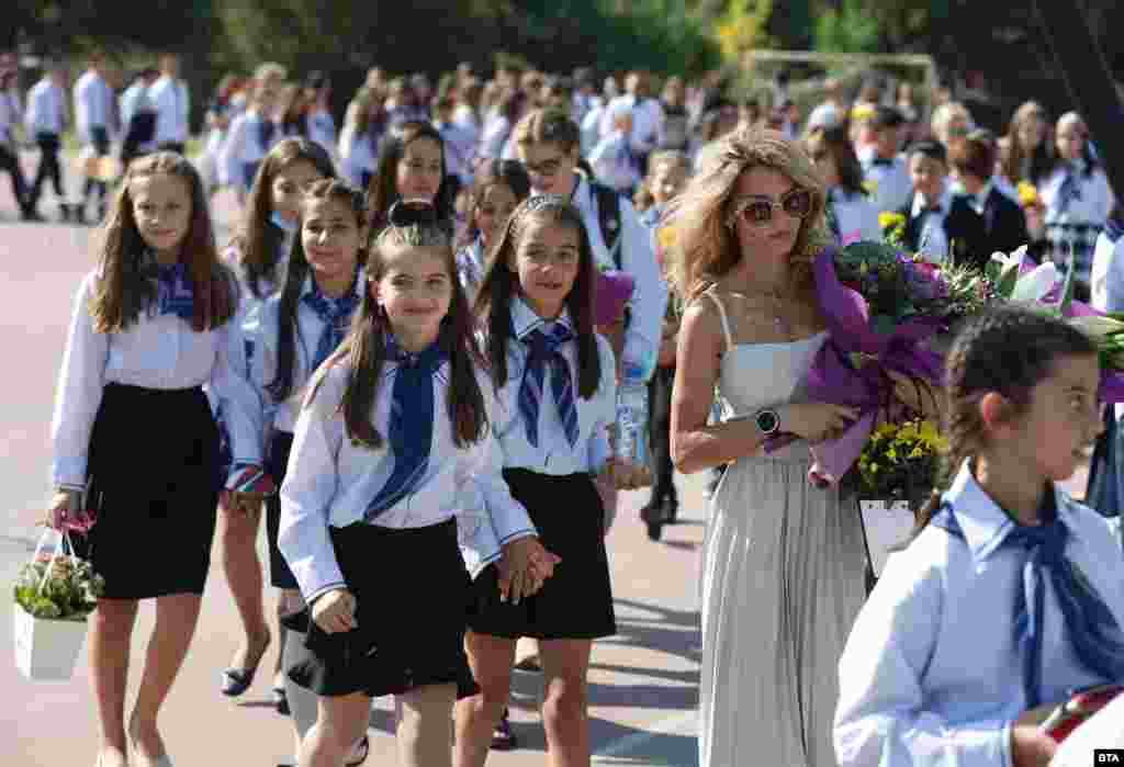 В Националната гимназия за древни езици и култури учениците дойдоха в своите униформи. Сред официалните лица на откриването бяха генералният директор на БТА Кирил Вълчев и заместник-министърът на културата доц. Пламен Славов.